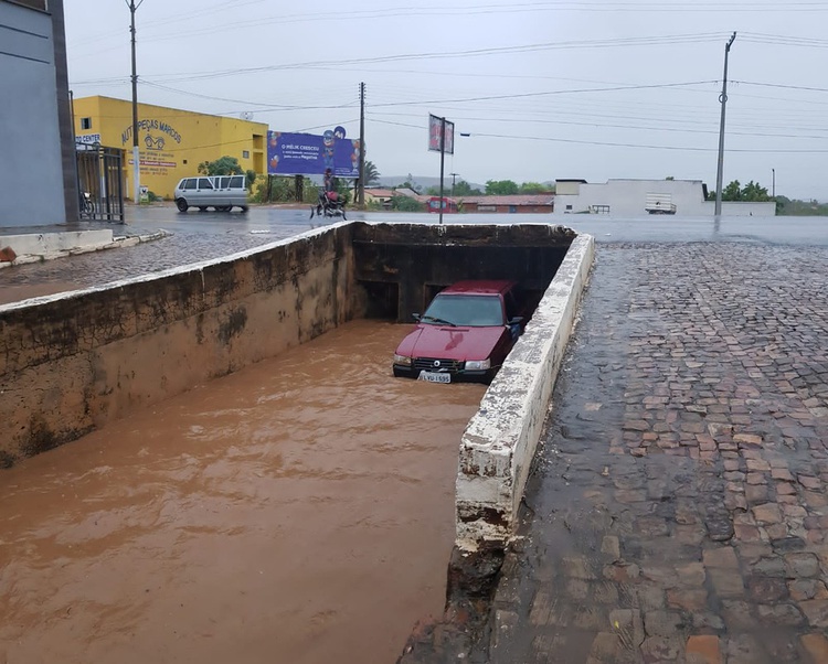 Chuva arrastou carro para dentro de galeria em Oeiras.