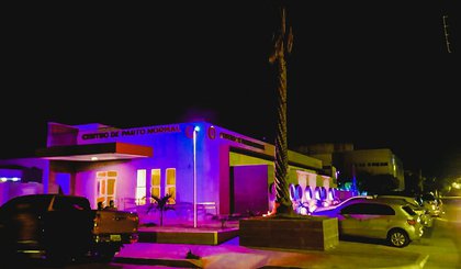 Hospital de Picos ganha iluminação rosa. (Foto: Governo do Piauí)