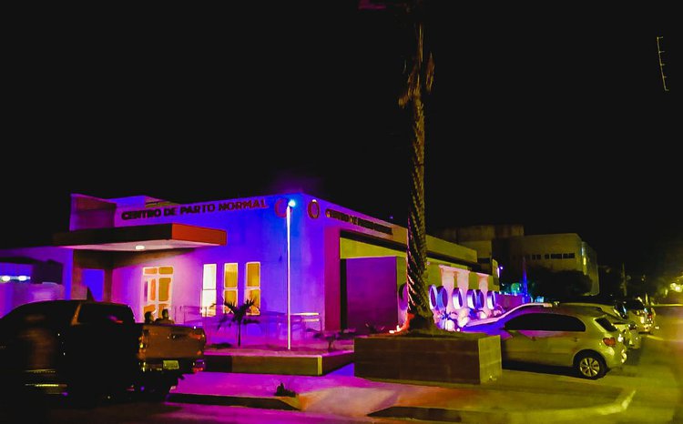 Hospital de Picos ganha iluminação rosa.