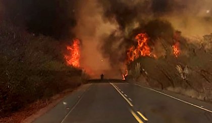 Incêndio às margens da rodovia PI-141 é registrado por moradores. (Foto: Arquivo Pessoal/Hipólito Neto)