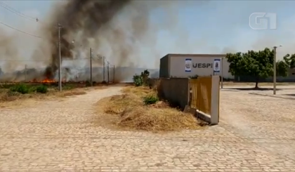 Incêndio quase atinge prédio da Uespi, em Picos. (Foto: Reprodução G1)