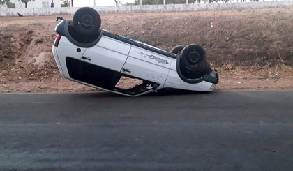 Motorista capota carro após tentar desviar de cachorro. (Foto: Reprodução Mural da Vila)
