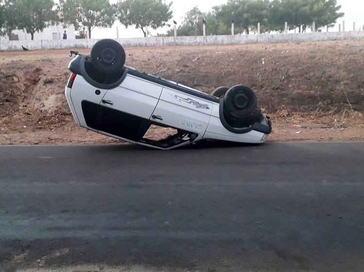 Motorista capota carro após tentar desviar de cachorro.