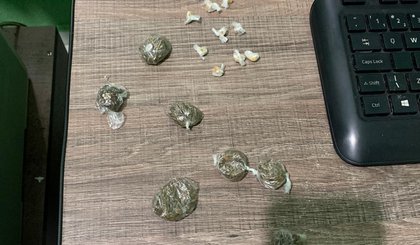 Para fugir da polícia, adolescente descarta trouxinhas de maconha e crack. (Foto: Reprodução Mural da Vila)