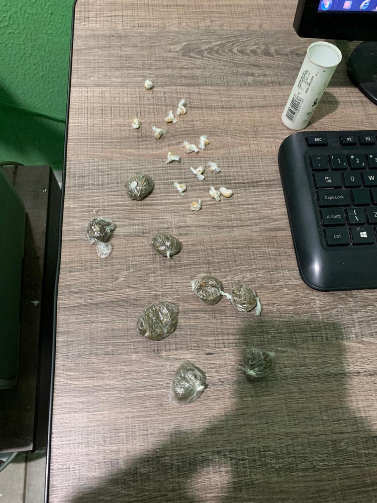 Para fugir da polícia, adolescente descarta trouxinhas de maconha e crack.
