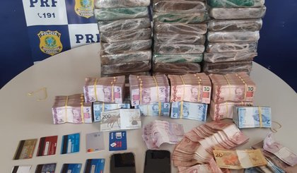 PRF apreende grande quantia de dinheiro e tabletes de pasta base. (Foto: PRF/Divulgação)