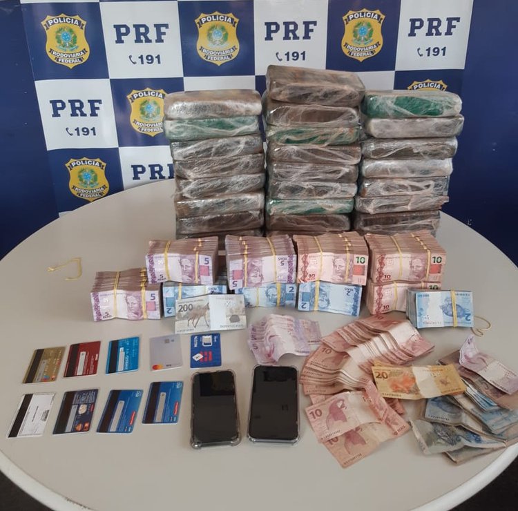 PRF apreende grande quantia de dinheiro e tabletes de pasta base.