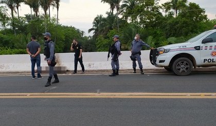 Corpo carbonizado é encontrado em ponte na BR-230. (Foto: Temístocles Filho/JC24horas)