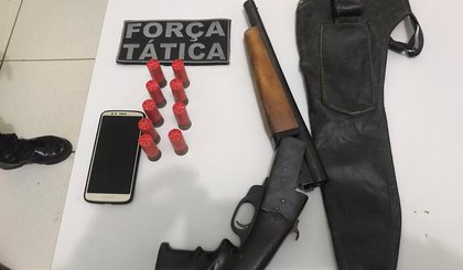 Espingarda foi encontrada com o ex-vereador de Pimenteiras. (Foto: Divulgação/Polícia Militar do Piauí)