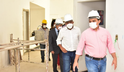 Joel Rodrigues quer obras da Policlínica concluídas até dezembro. (Foto: Prefeitura de Floriano)