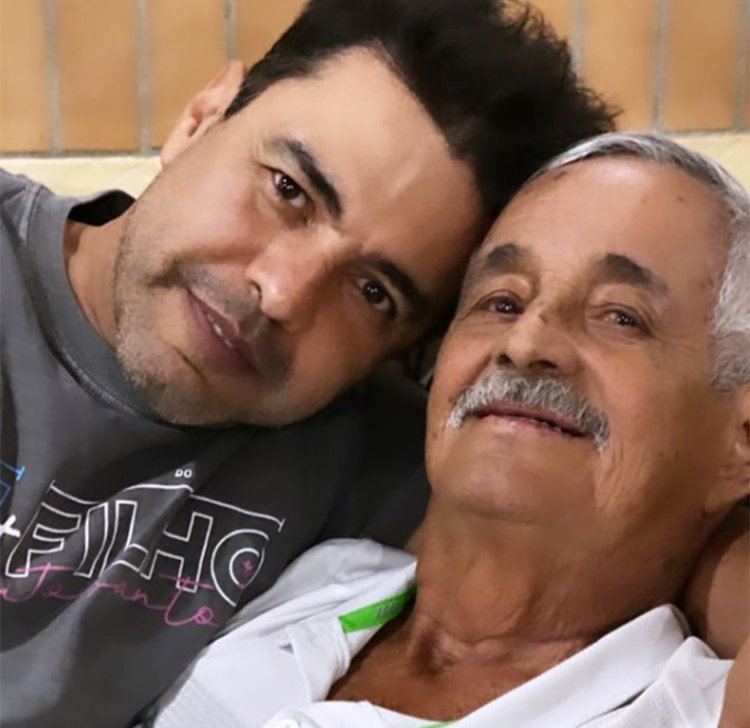 Zezé, ao lado do pai.