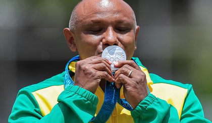 Cláudio Roberto recebe medalha olímpica de Sydney depois de 20 anos. (Foto: Wagner Carmo/CBAt) Cláudio Roberto recebe medalha olímpica de Sydney depois de 20 anos. (Foto: Wagner Carmo/CBAt)