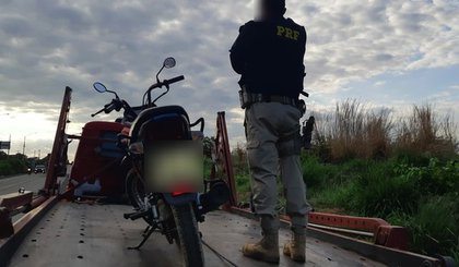 Motocicleta com quase R$ 5 mil em débitos é apreendida pela PRF. (Foto: PRF/Divulgação)