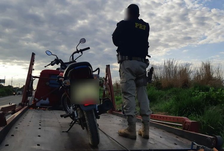 Motocicleta com quase R$ 5 mil em débitos é apreendida pela PRF.