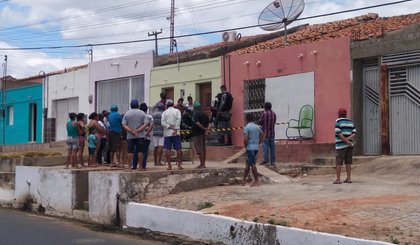 Residência onde corpos foram encontrados foi isolada. (Foto: Divulgação/Portal É Notícias)