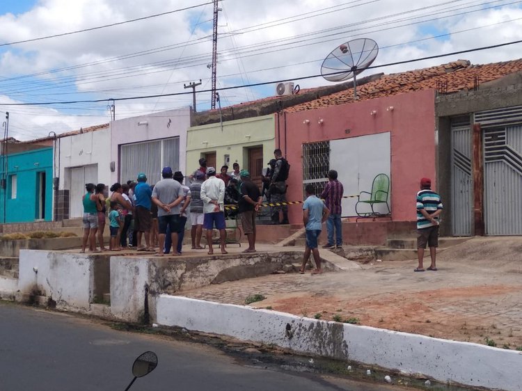 Residência onde corpos foram encontrados foi isolada.