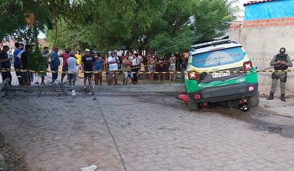 Suspeito morre após ser atropelado por viatura durante perseguição policial. (Foto: Raví Marques/TV Clube)