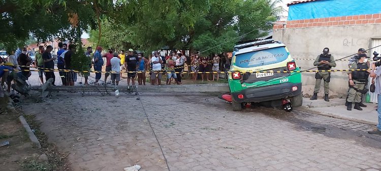 Suspeito morre após ser atropelado por viatura durante perseguição policial.