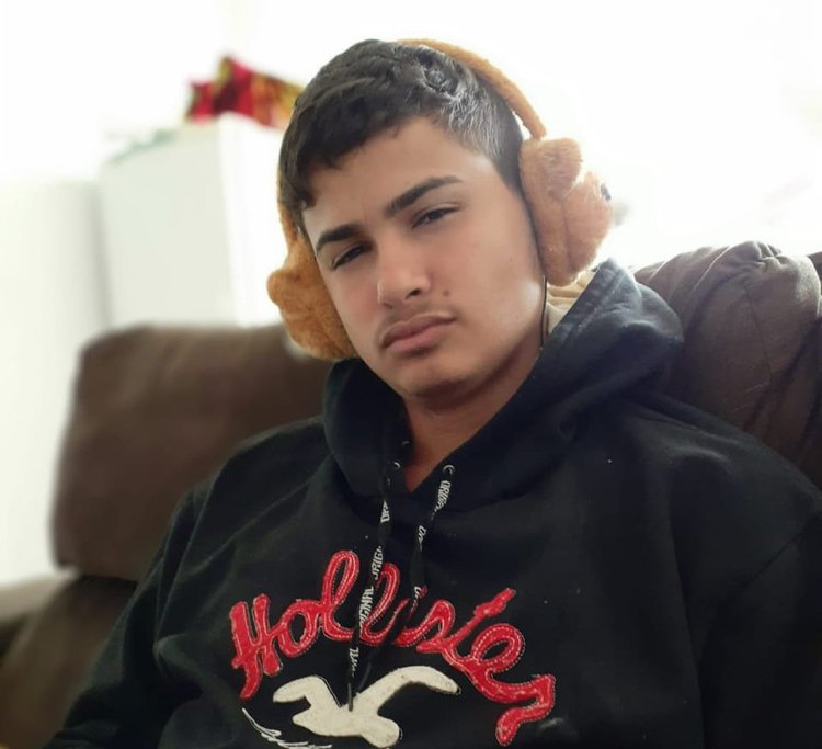 Ackson dos Reis Gomes, de 18 anos, foi atingido por dois tiros.