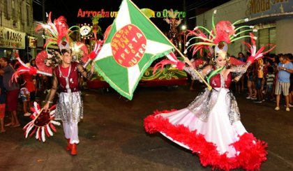 Arrocha um Aperta Outro é a grande vencedora do desfile das escolas de samba de Floriano (Foto: Prefeitura de Floriano/Divulgação) Arrocha um Aperta Outro é a grande vencedora do desfile das escolas de samba de Floriano (Foto: Prefeitura de Floriano/Divulgação)