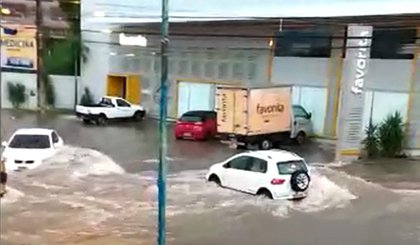 Chuva deixou várias ruas de Teresina alagadas. (Foto: Reprodução)