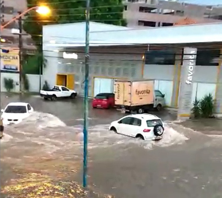 Chuva deixou várias ruas de Teresina alagadas.