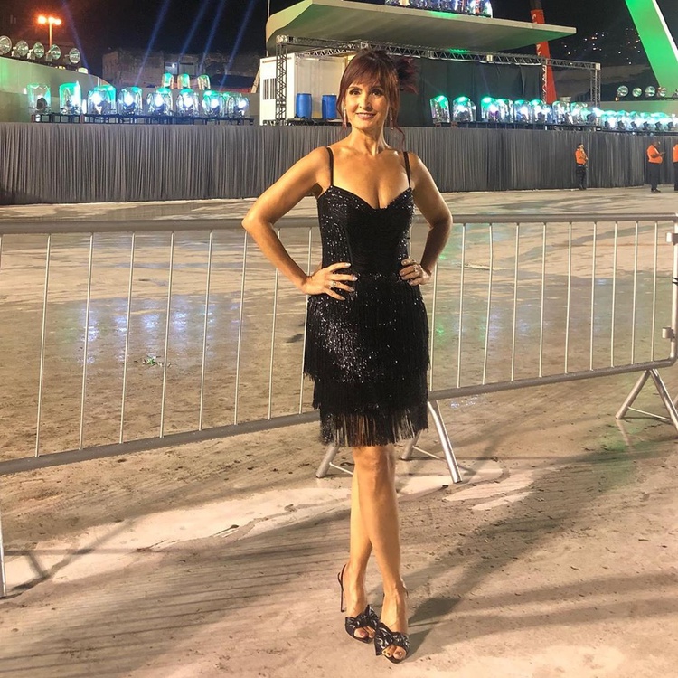 Fátima Bernardes aparece com look diferente no Carnaval.