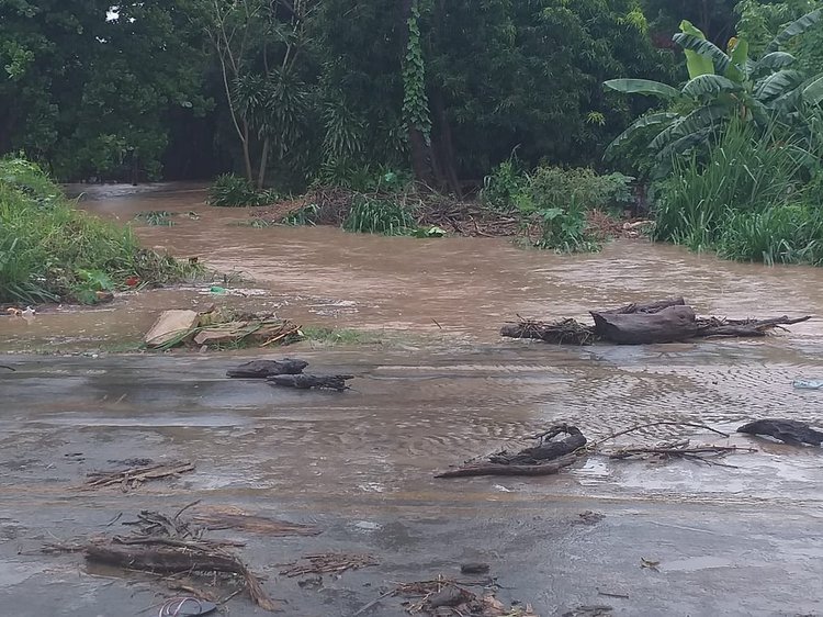 Forte chuva deixou diversas ruas de Floriano alagadas.