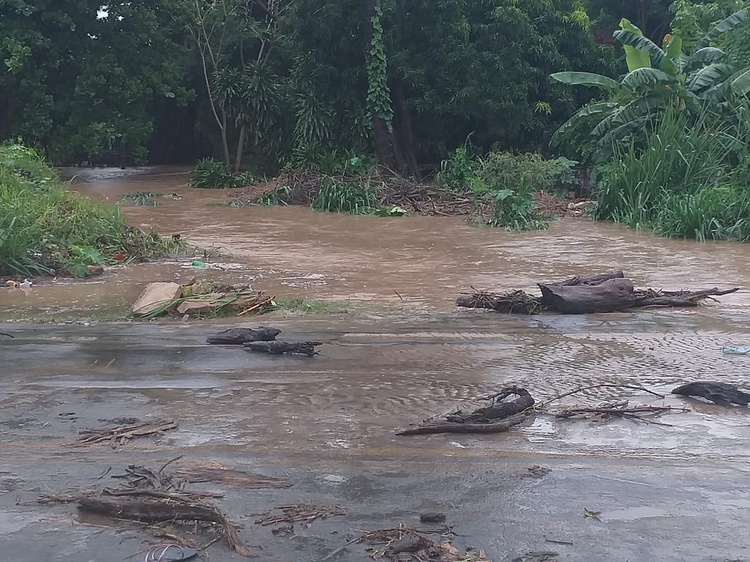 Forte chuva deixou diversas ruas de Floriano alagadas.