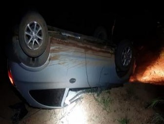 Homem capota carro na BR-230.