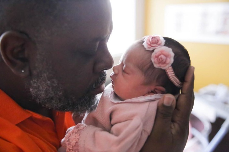 Péricles posta foto segurando a filha Maria Helena.
