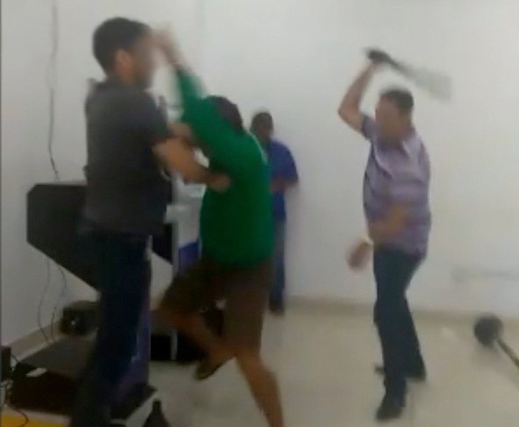 Vítima aparece nas imagens usando uma camiseta preta.