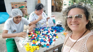 Alunos recolhem tampinhas de plástico, que serão trocadas por cadeiras de rodas.