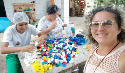 Alunos recolhem tampinhas de plástico, que serão trocadas por cadeiras de rodas. (Foto: Governo do Piauí/Divulgação) Alunos recolhem tampinhas de plástico, que serão trocadas por cadeiras de rodas. (Foto: Governo do Piauí/Divulgação)