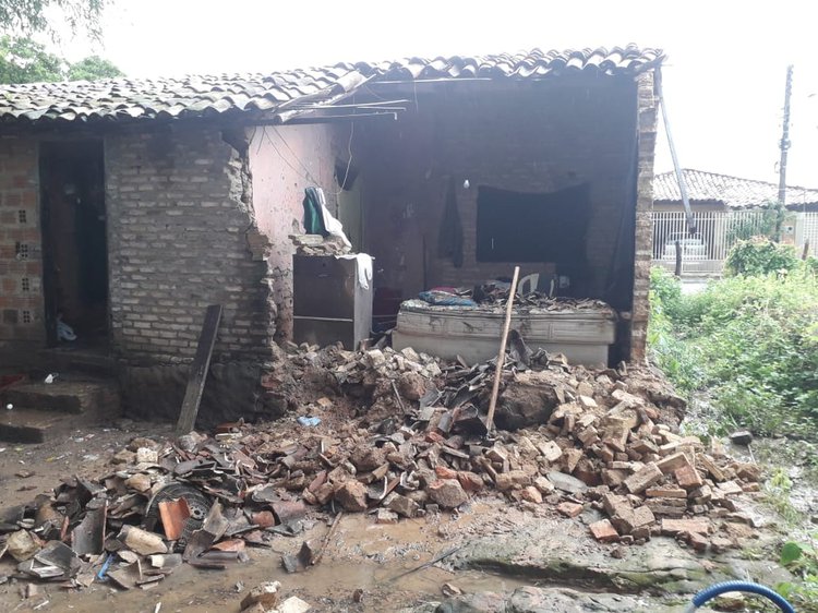 Duas casas desabaram em Floriano durante forte chuva.