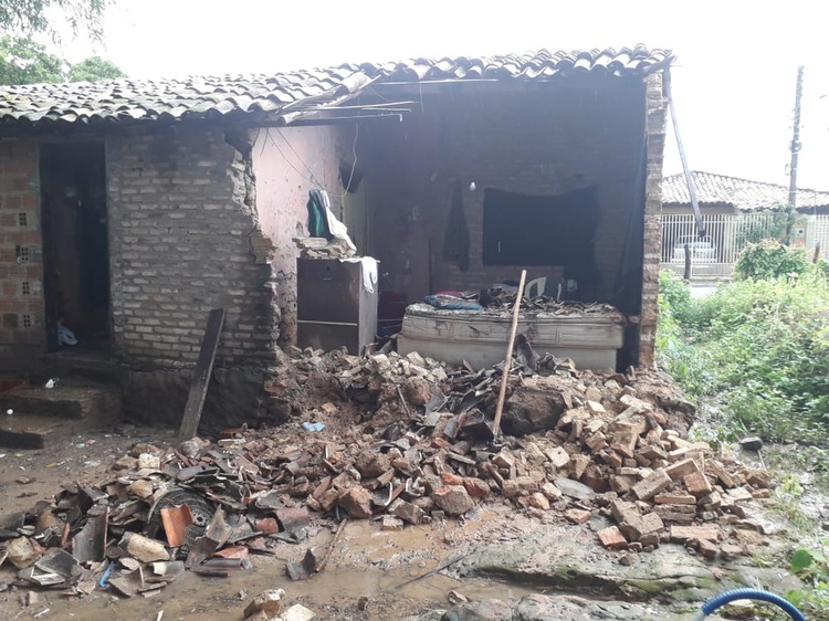 Duas casas desabaram em Floriano durante forte chuva.