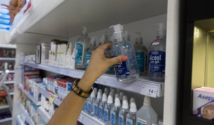 Empresas que fabricam álcool em gel, máscaras e outros insumos serão beneficiadas. (Foto: Rubens Cavallari/Folhapress) Empresas que fabricam álcool em gel, máscaras e outros insumos serão beneficiadas. (Foto: Rubens Cavallari/Folhapress)