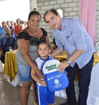 Entrega de kits escolares para alunos de Floriano.