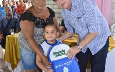 Entrega de kits escolares para alunos de Floriano. (Foto: Prefeitura de Floriano/Divulgação)