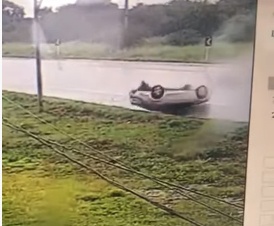 Homem capota carro na BR-316, em Picos.