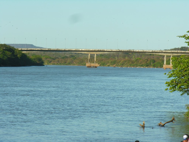 Ponte sobre o Rio Parnaíba, que liga as cidades de Floriano e Barão de Grajaú.