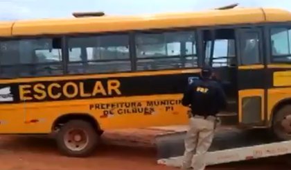 PRF apreende dois ônibus escolares por causa de péssimas condições. (Foto: Reprodução)