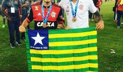 Renê e Rômulo fazem doação para o Hospital Regional Justino Luz. (Foto: Reprodução Facebook)