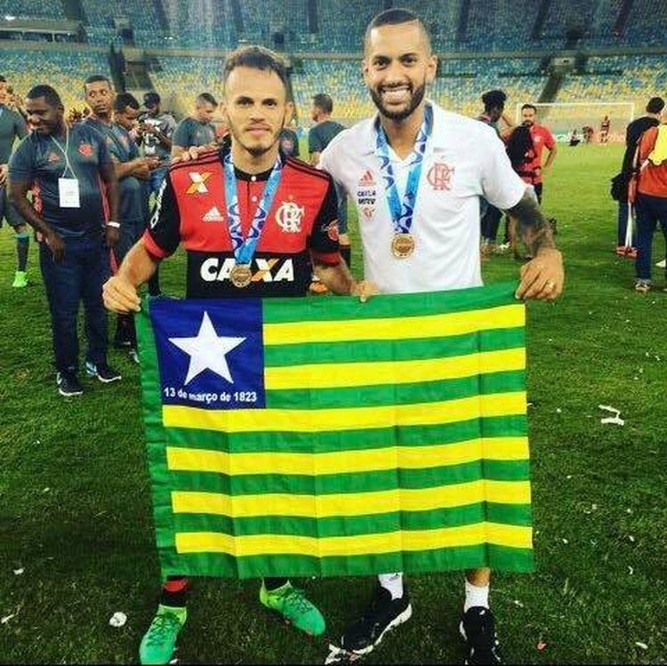 Renê e Rômulo fazem doação para o Hospital Regional Justino Luz.