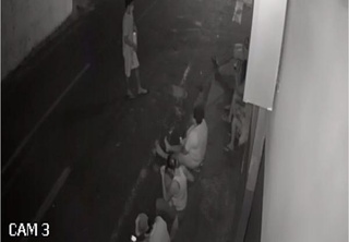 Câmeras flagram fila em lotérica durante a madrugada.