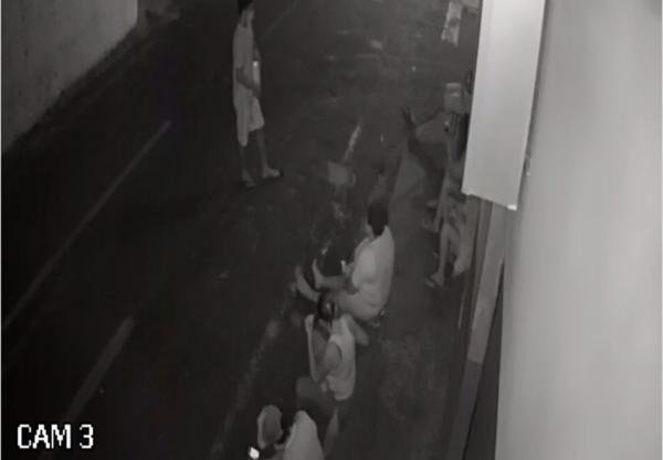 Câmeras flagram fila em lotérica durante a madrugada.