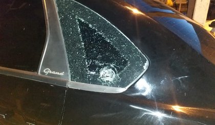 Carro da TV Tropical é atingido por tiros em Floriano. (Foto: Divulgação)