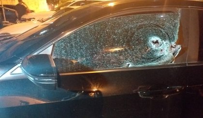Carro de delegado é alvejado em Floriano. (Foto: Aparecida Santana/ TV Clube)