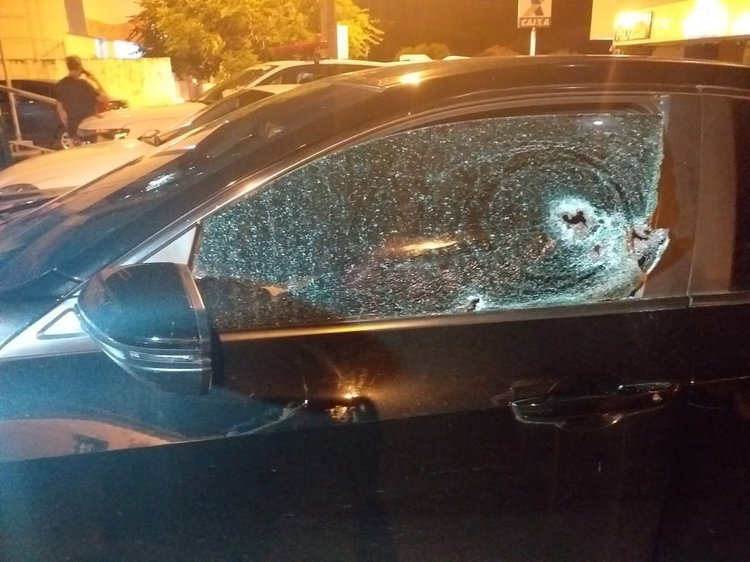Carro de delegado é alvejado em Floriano.