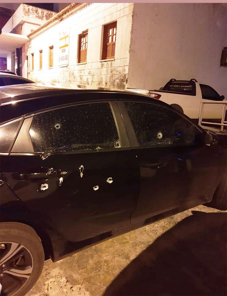 Carro de delegado é atingido por diversos tiros em Floriano.